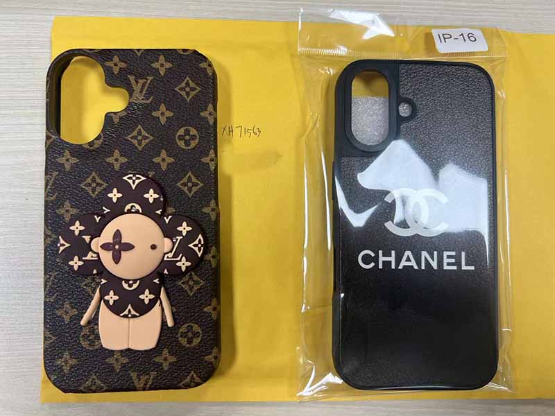 1787537571431976.jpg iPhone16 ケース ルイ・ヴィトン 風ブラウンレザー調総柄立体ドール付き 可愛い