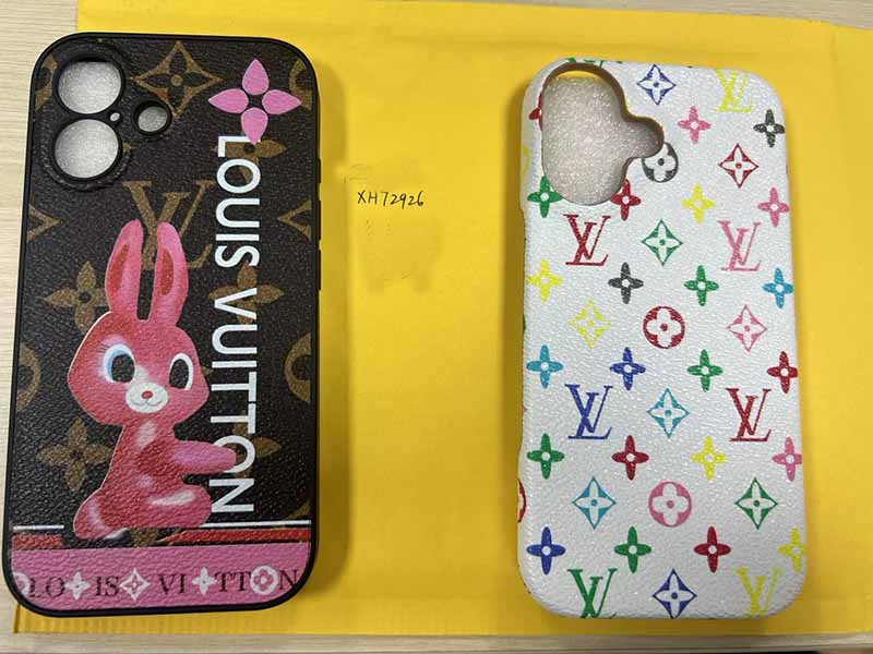 1787538533250541.jpg iPhone16 ケース LV 風ブラウンレザー調ウサギプリント、おまけ付き 1 個購入で 1 個無料