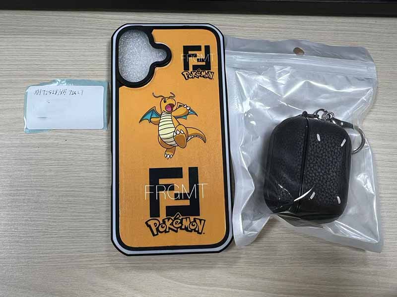 1787539025816358.jpg iPhone16 ケース フェンディ風オレンジ地カイリュープリント、イヤホンケース無料