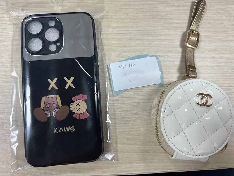 1787539114443541.jpg iPhone13 Pro ケース KAWS 風ブラック地キャラクタープリント、イヤホンケース無料