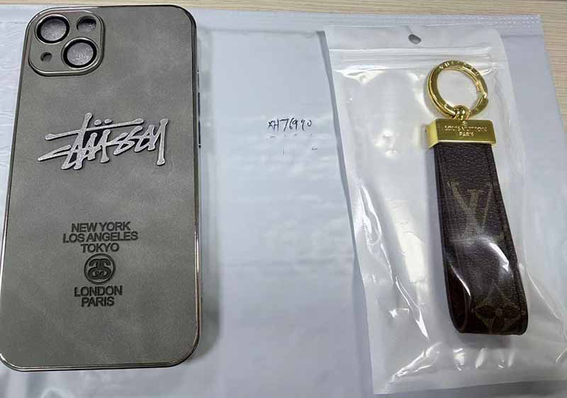 1787802446374566.jpg iPhone13 ケース ステューシー風 グレー 潮流デザイン、キーホルダー無料