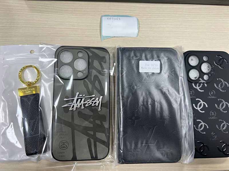 1787802748249863.jpg iPhone15 Proケース ステューシー風 スモーク黒 ロゴプリント衝撃保護