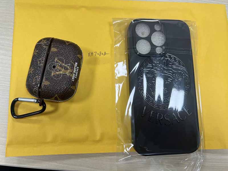 1787816841344124.jpg iPhone16 Proケース ヴェルサーチェ風 ブラック メデューサ刻印