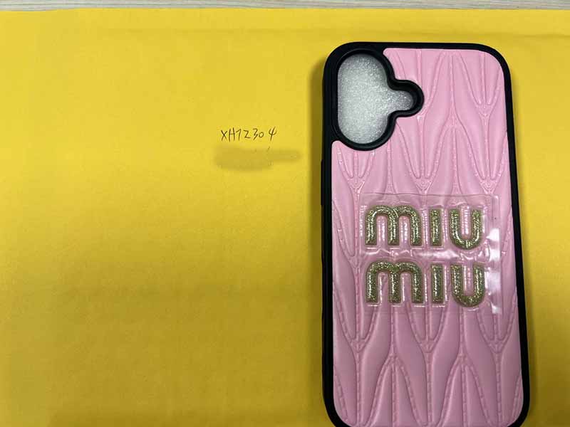 1787817995525140.jpg iPhone16 携帯 ケース ミュウミュウ風 ピンクキルティング ゴールドロゴ 可愛いレザー調