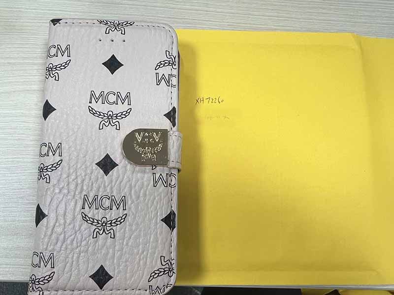1787819778287705.jpg iPhone 17 手帳型ケース MCM風 ホワイト総柄 マグネット留め具付き