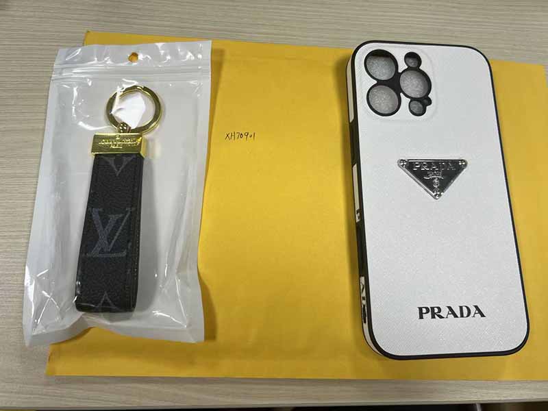1788076464731613.jpg iPhone16 Pro Max ケース プラダ風 ホワイトレザー調、キーホルダー無料 女性向け
