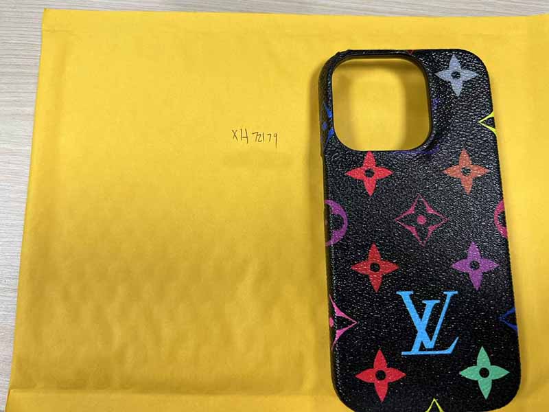 iPhone 15 Pro ケース ルイヴィトン風 黒地カラフルモノグラム ハイブランド