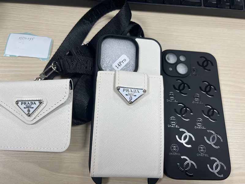 Prada風 iPhone14 Pro ケース高級感ある白色レザー、ロゴ金具付き、シンプルで上品なデザイン