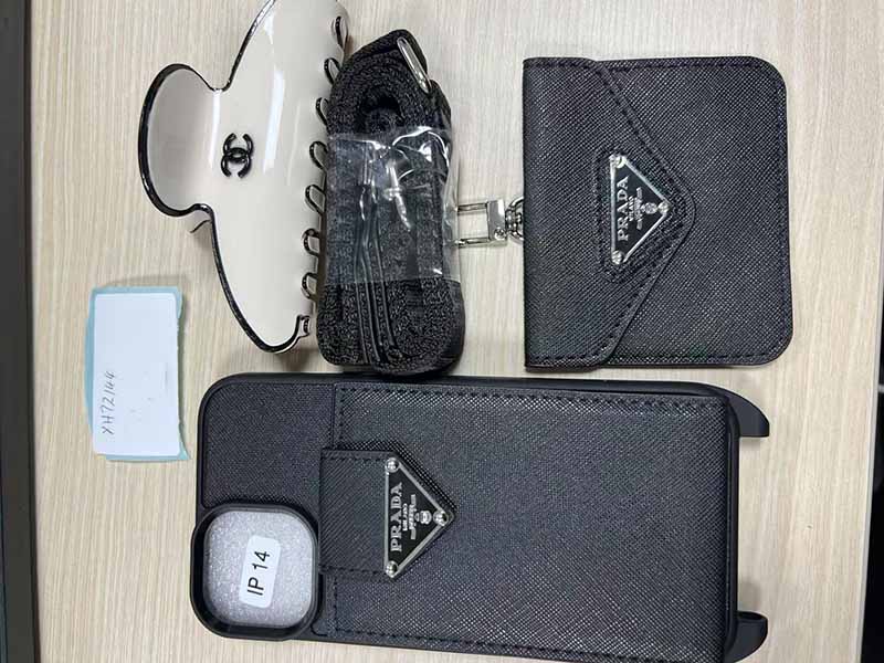 Prada風 iPhone14 Pro ケース高級感ある黒色レザー、ロゴ金具付き、シンプルで上品なデザイン