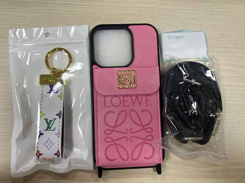 iPhone16 Pro ケース カード収納 ロエベ風 、キーホルダー無料プレゼント