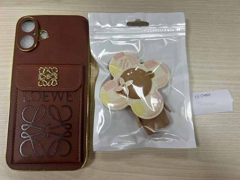 iPhone16 Plus ケース ロエベ風 ブランド スマホケース 芸能人愛用