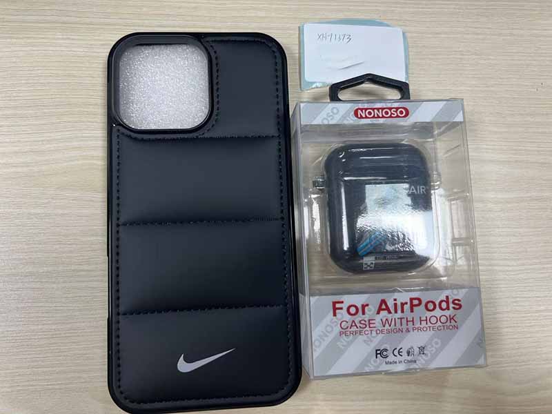 Nike風 iPhone16 Promax ケース合成皮革製 黒色 キルティング調 白ナイキロゴ入りケース