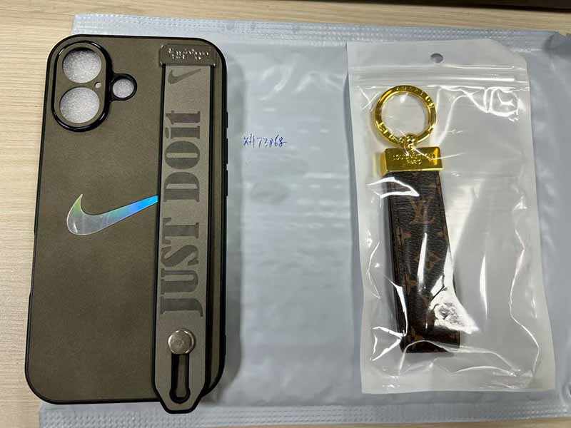 Nike風 iPhone16 ケース起毛素材 チャコールグレー 虹色ロゴ＆JUST DO IT ストラップ付