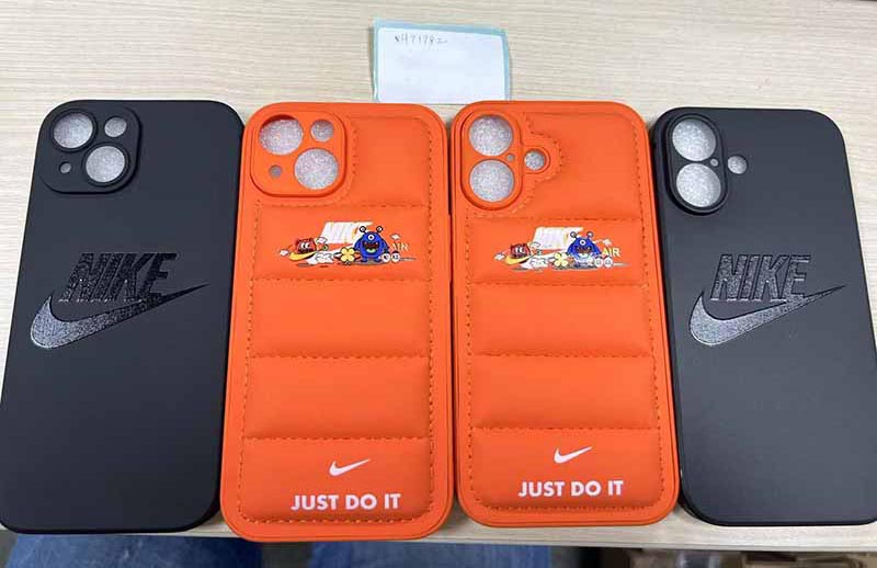 Nike風 iPhone16 ケース滑らかな素材 黒地 銀ラメロゴ入り シンプルナイキデザイン