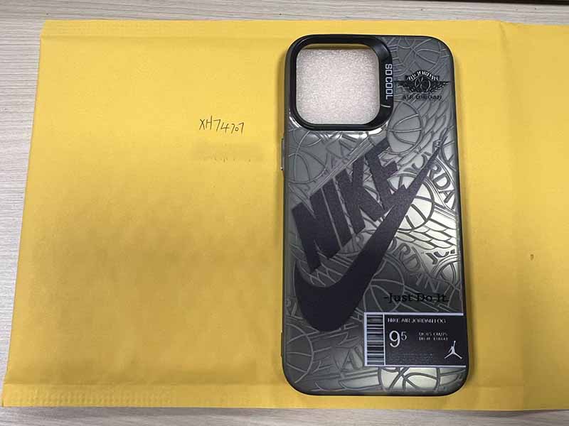 Nike風 iPhone15 Promax ケース高級感のある光沢素材 グレー系 幾何学模様に黒ナイキロゴが映える