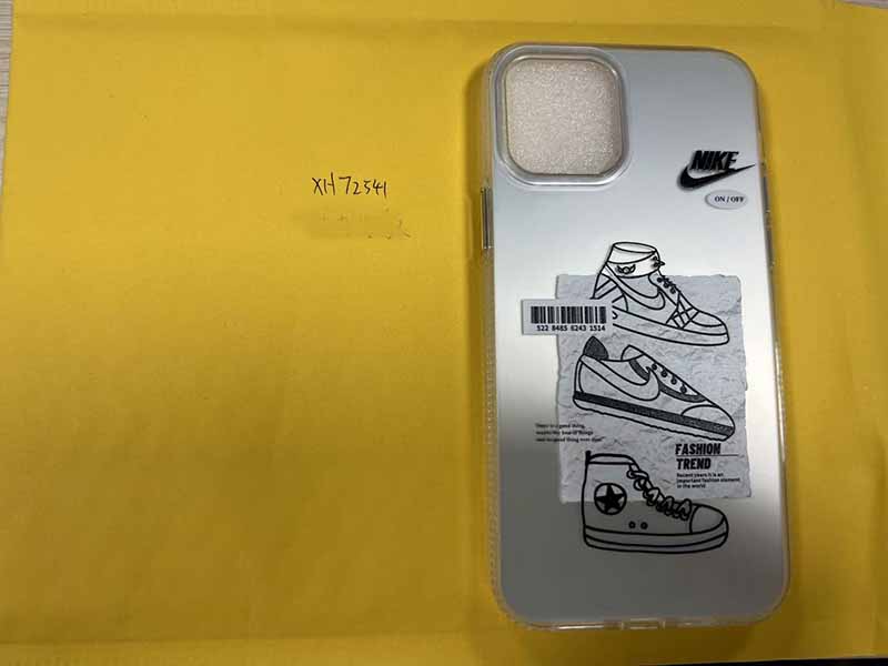 Nike風 iPhone12 ケース透明光沢素材 銀地 スニーカーイラストとナイキロゴを配置