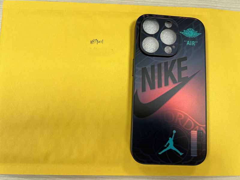 Nike風 iPhone14 Pro ケース高品質ガラス製 黒系グラデーション NIKE ロゴとジョーダン柄 スタイリッシュな外観