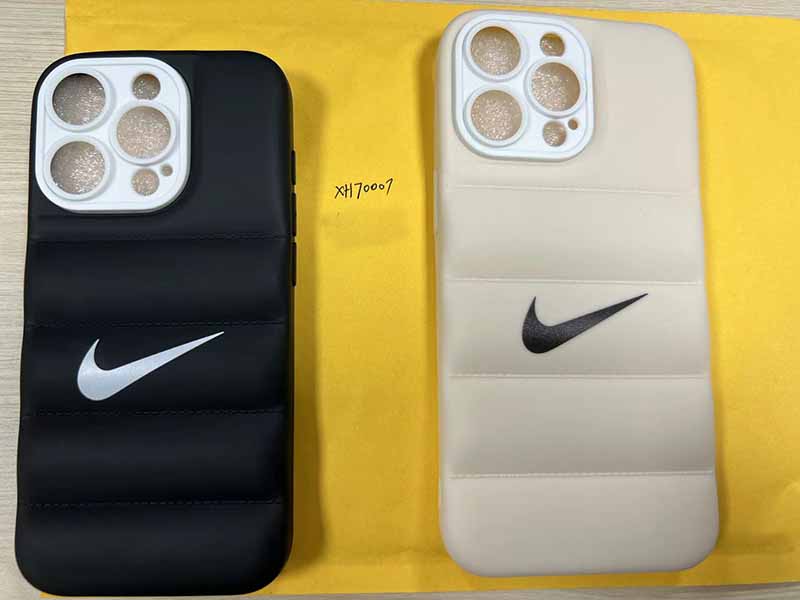 Nike風 iPhone15 Promax ケース柔らかいシリコン製 黒・ベージュカラー キルティング柄 NIKE ロゴ入り