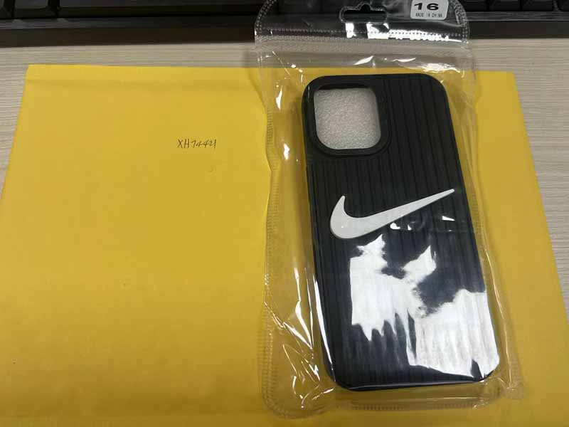 Nike風 iPhone16 ケース縦縞模様 黒地に白ロゴ 高質素材 シンプルなデザイン