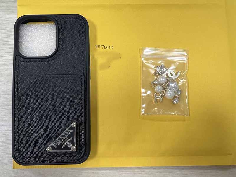 Prada風 iPhone13 Pro ケース高級レザー製 ブラック 三角ロゴ カード収納付き 上品な外観