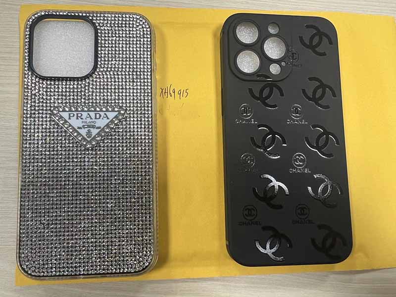 iPhone15 Pro Max ケース プラダ風高品質素材使用 シルバー ラインストーン 華やかなプラダ携帯ケース