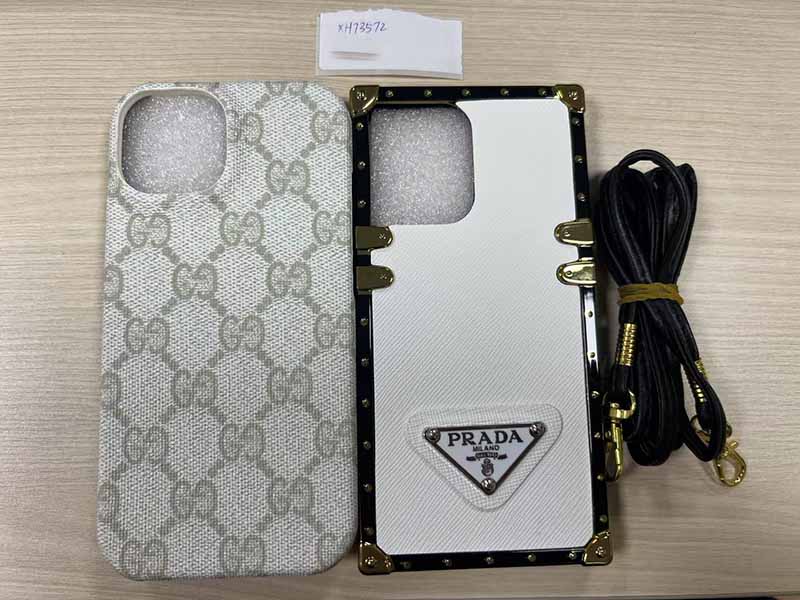 iPhone15 ケース プラダ風 高級素材使用 ホワイト 金具付き スクエア型プラダ携帯ケース