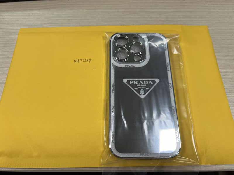 iPhone16 Pro ケース プラダ風 高級メッキ素材使用 シルバー 光沢 ロゴ入りプラダ携帯ケース