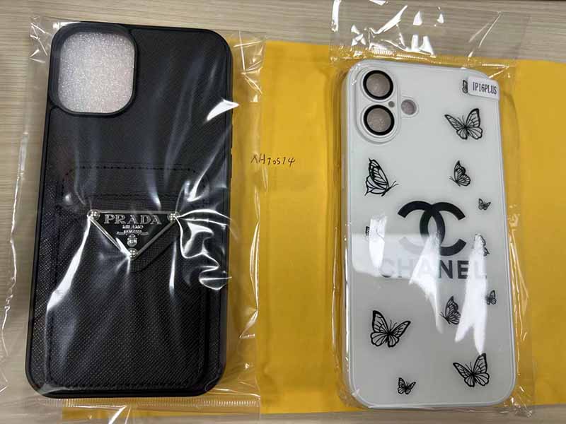 iPhone16 Plus ケース プラダ風 高級サフィアーノ調 ブラック ポケット付きプラダ携帯ケース