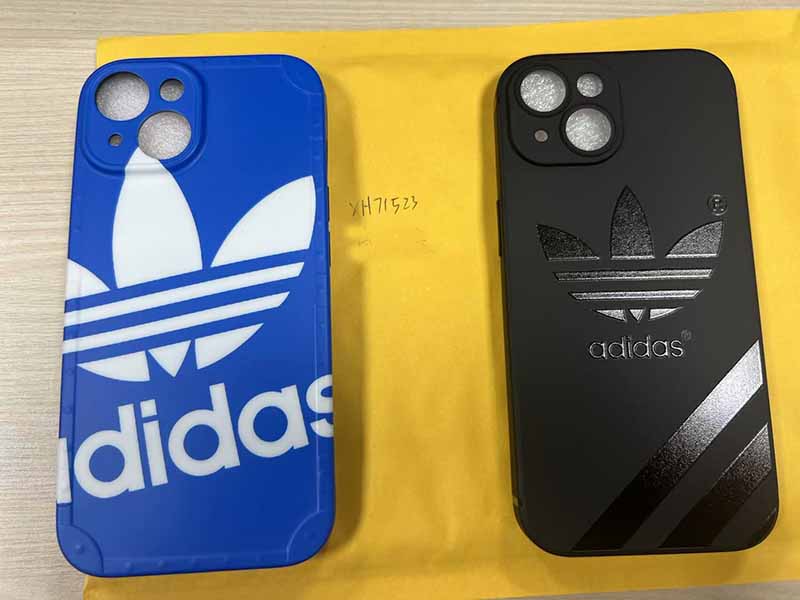 iPhone15 ケース アディダス風 メンズ 高校生