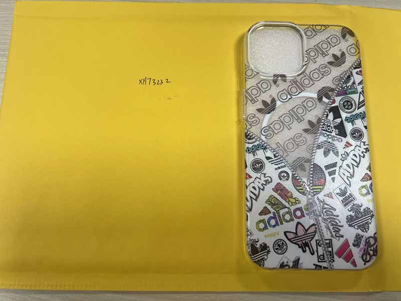 iPhone15 携帯 ケース アディダス 風 高校生