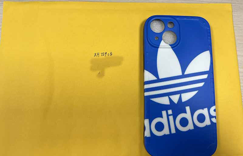 iPhone15 携帯 ケース アディダス 風