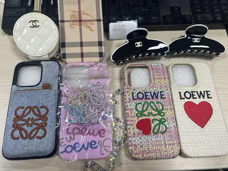 ロエベ iPhone16 Pro 携帯 ケース デニム調濃紺、刺繍ロゴ、高級感あるデザイン
