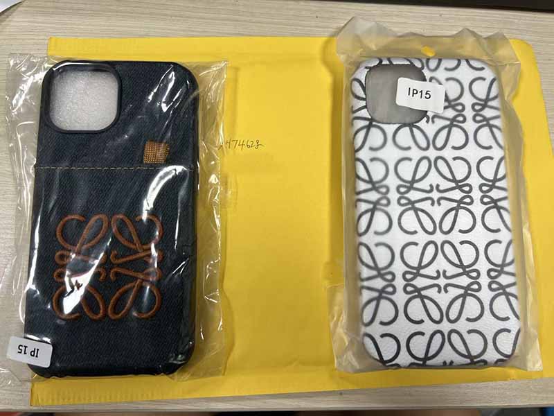 ロエベ iPhone15 携帯 ケース デニム調濃紺、刺繍ロゴ、高級感あるデザイン
